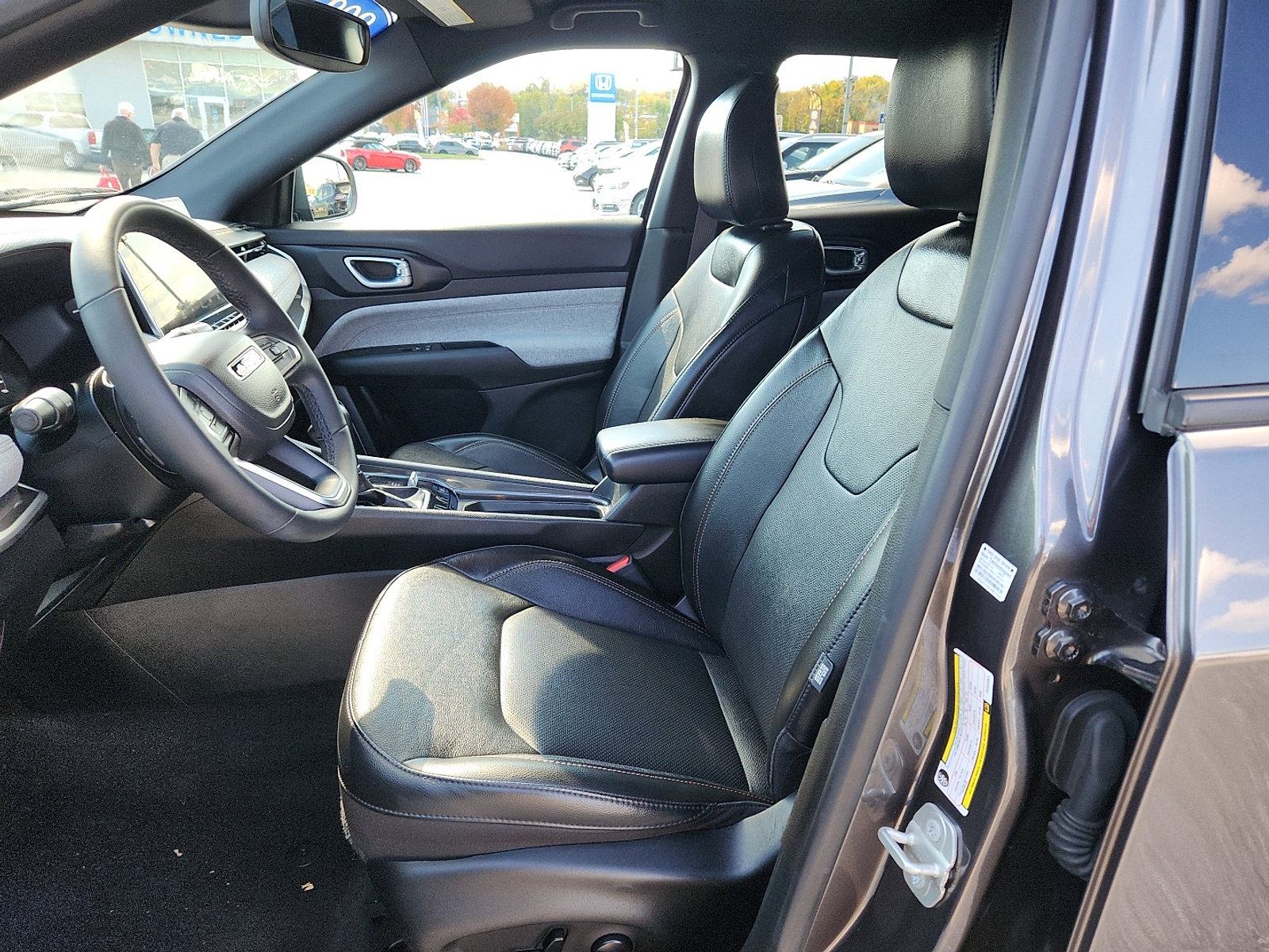 Used 2023 Jeep Compass Latitude image 7