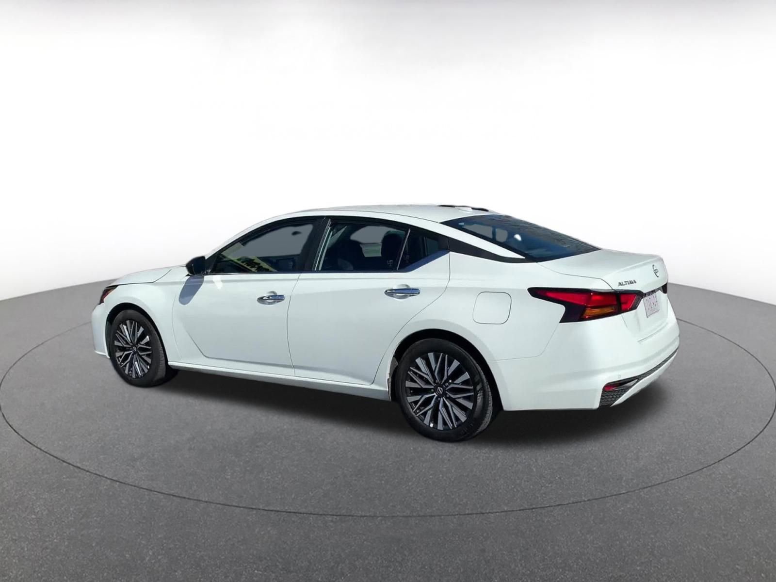 Used 2025 Nissan Altima 2.5 SV image 10