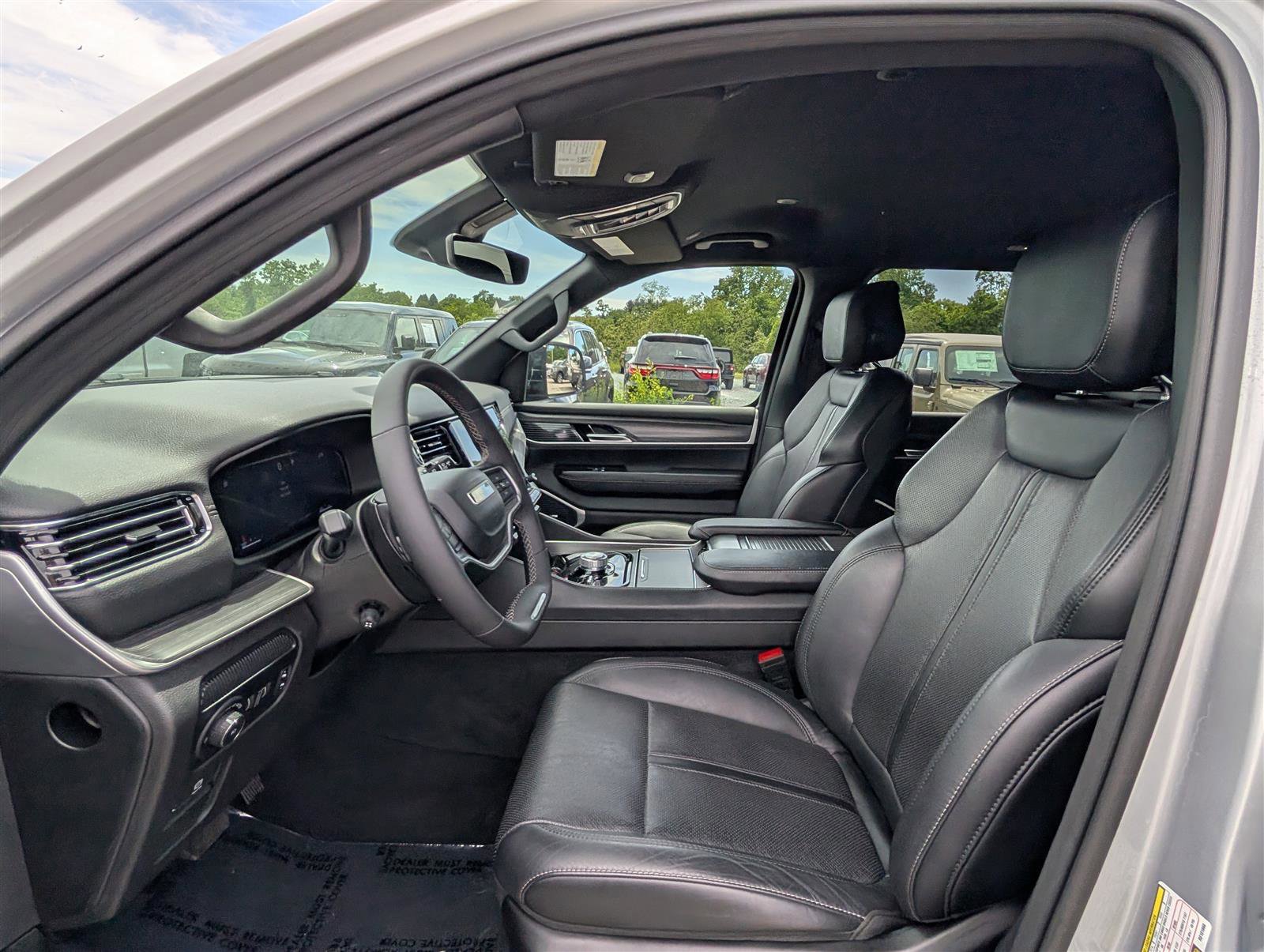 Used 2024 Jeep Wagoneer L Series II w/ Flexible Seating Group image 15