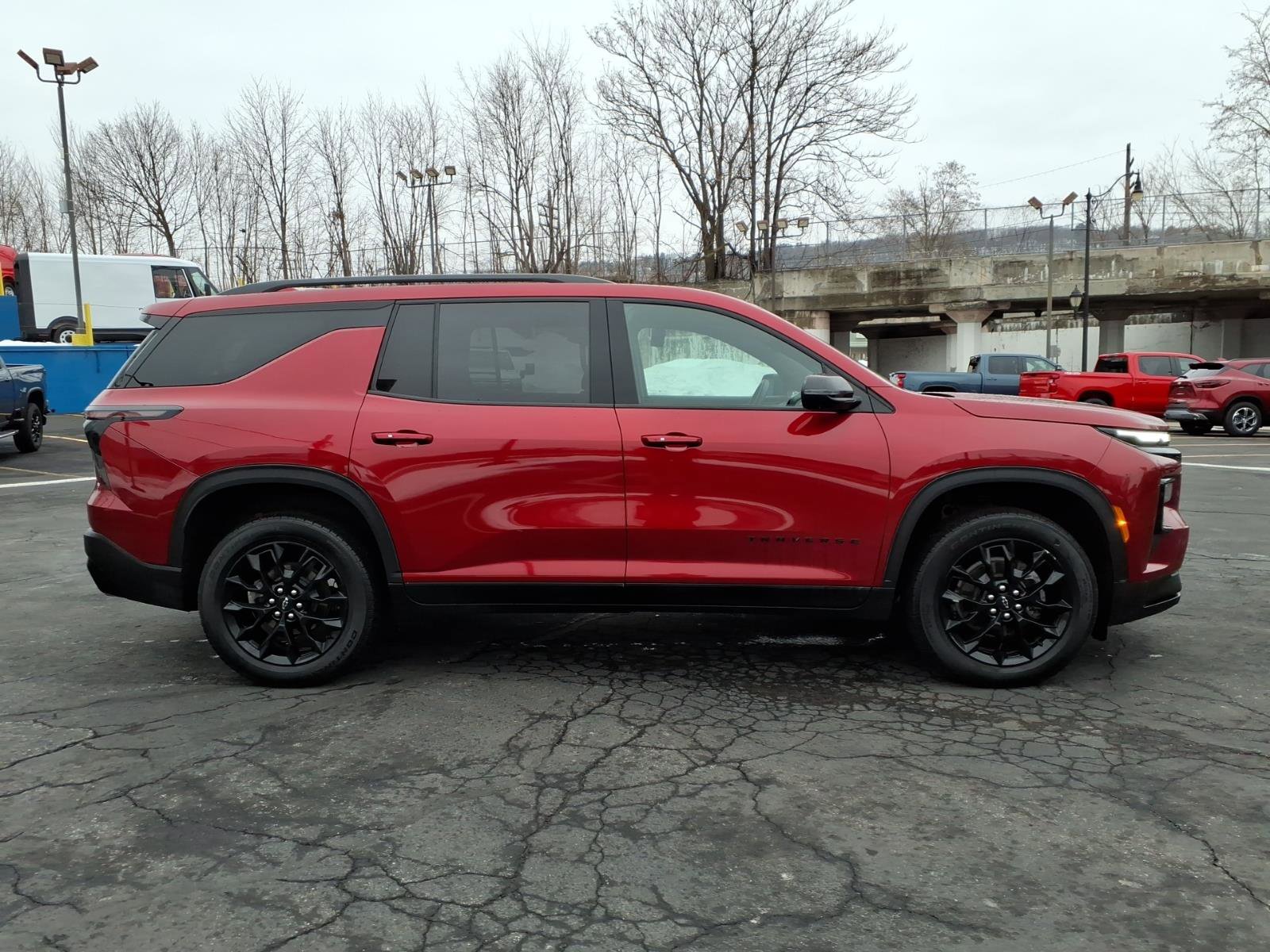 Used 2025 Chevrolet Traverse LT w/ Midnight/Sport Edition image 2