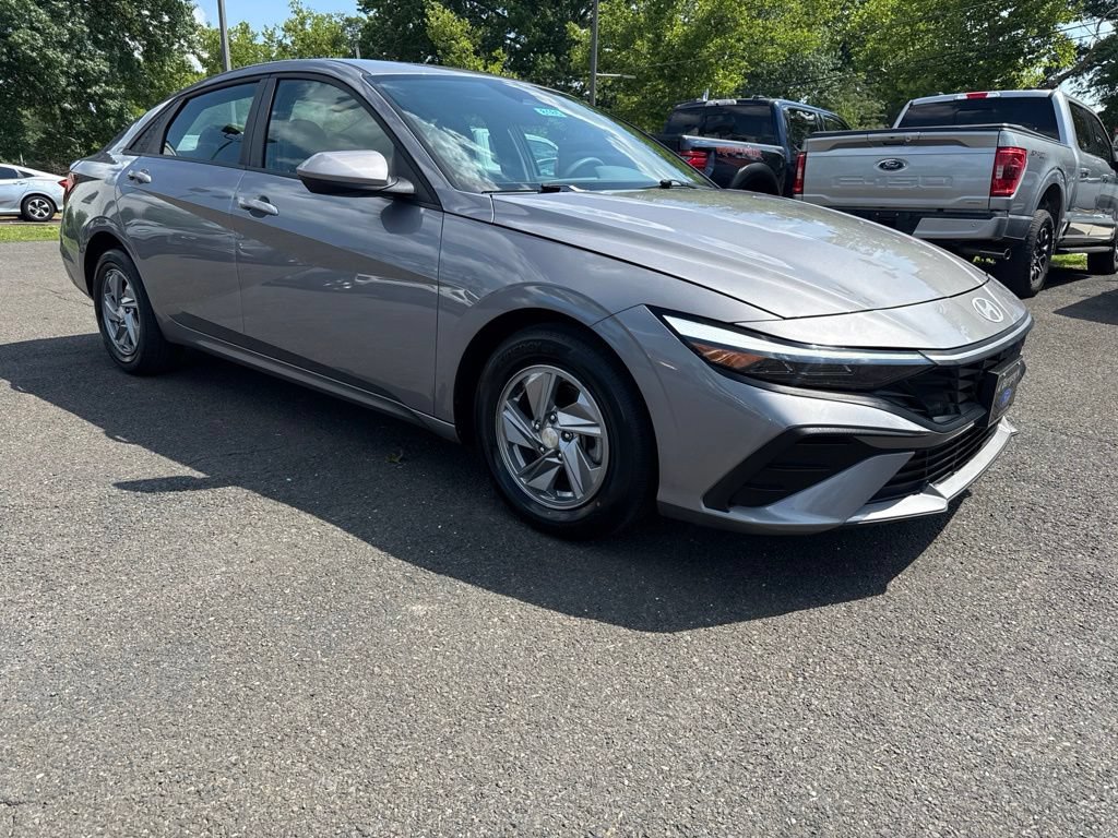 Used 2024 Hyundai Elantra SE FWD image 3