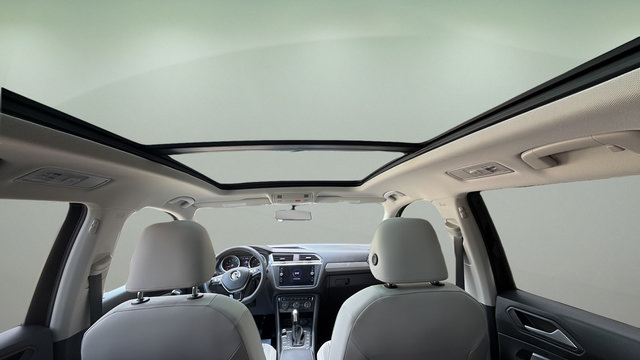 Used 2021 Volkswagen Tiguan SE w/ Panoramic Sunroof Package AWD/4WD image 3