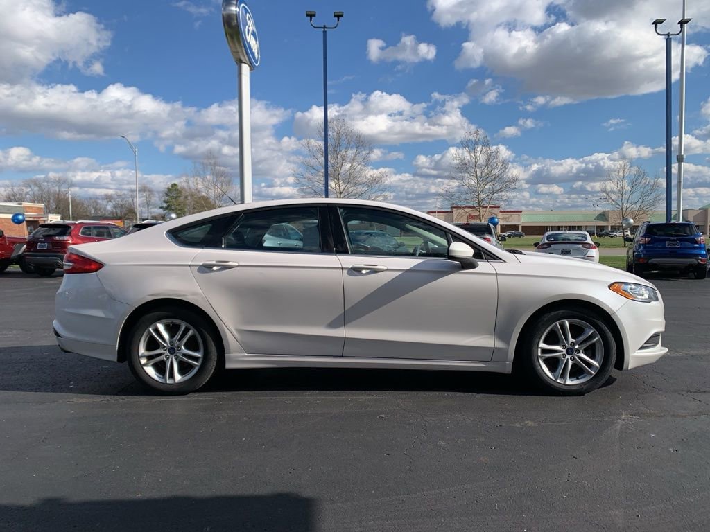 Used 2018 Ford Fusion SE w/ Fusion SE Technology Package image 2