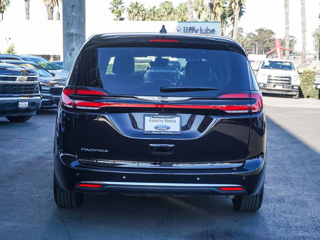 Used 2024 Chrysler Pacifica Touring-L FWD image 6