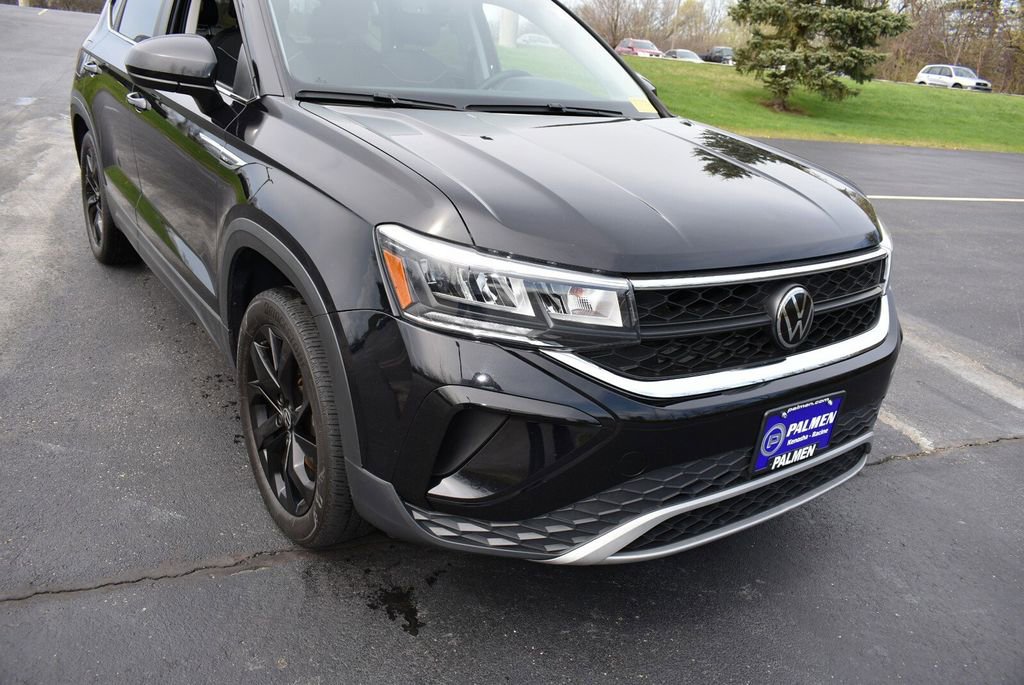 Used 2023 Volkswagen Taos SE w/ Panoramic Sunroof Package AWD/4WD image 2