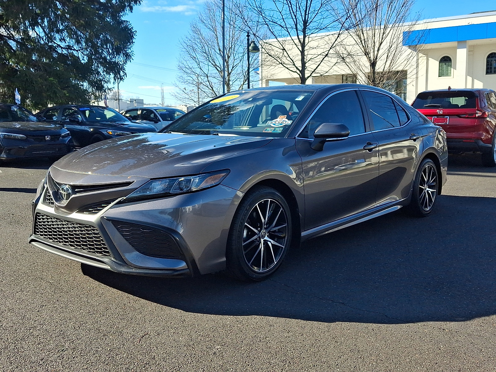 Used 2023 Toyota Camry SE image 3
