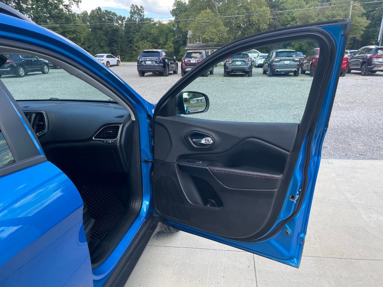 Used 2019 Jeep Cherokee Trailhawk w/ Cold Weather Group image 10