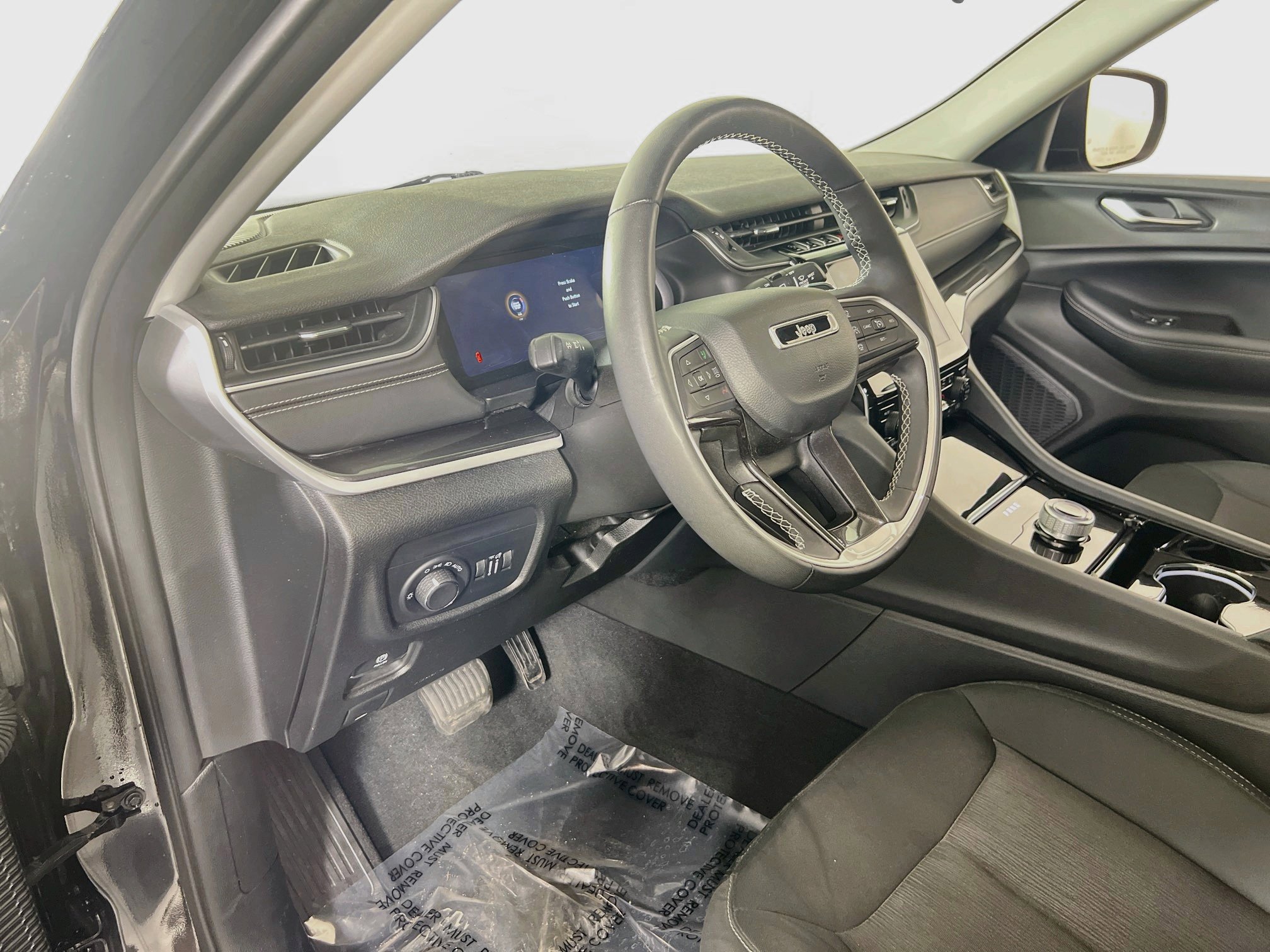 Used 2023 Jeep Grand Cherokee Laredo w/ Luxury Tech Group I AWD/4WD image 9