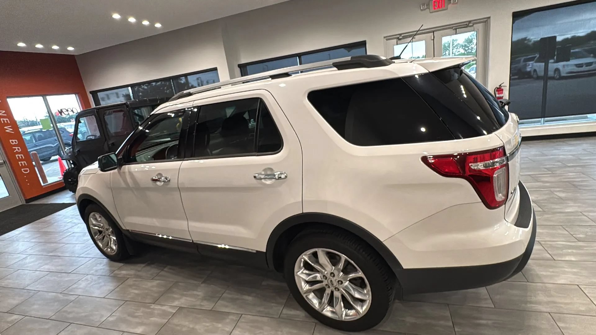 Used 2014 Ford Explorer XLT w/ Equipment Group 202A FWD image 11