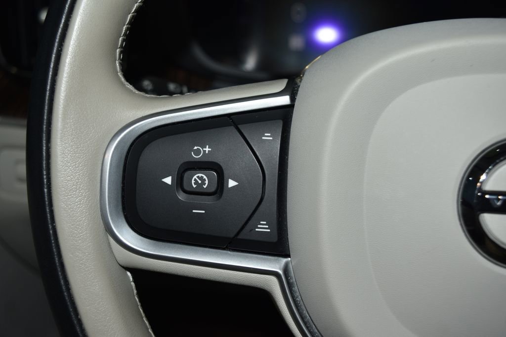 Used 2022 Volvo XC60 B5 Momentum image 9