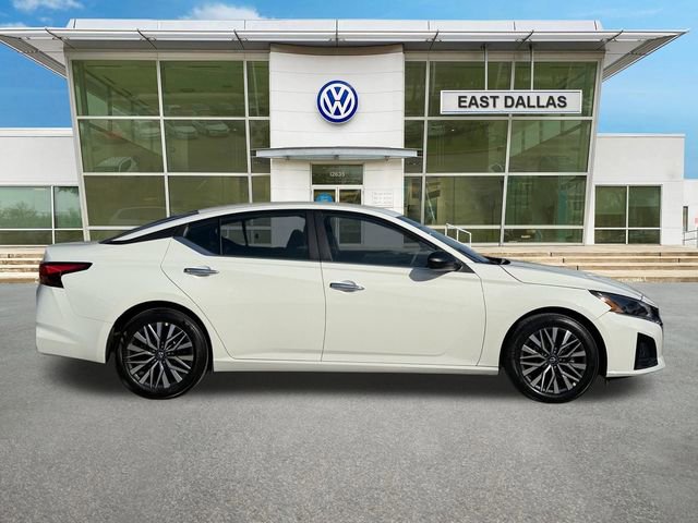 Used 2025 Nissan Altima 2.5 SV image 2