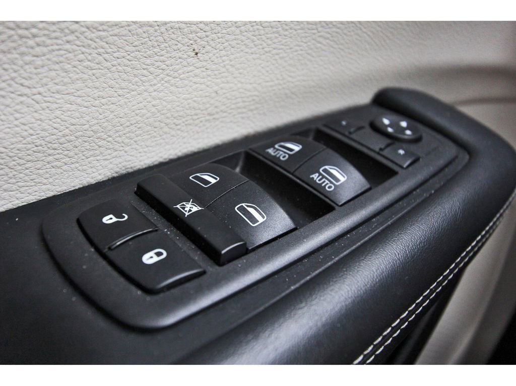 Used 2023 Chrysler Pacifica Touring-L image 21