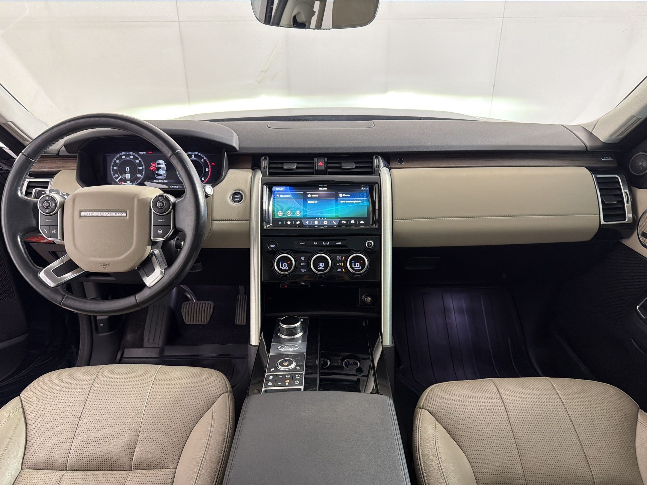 Used 2018 Land Rover Discovery HSE AWD/4WD image 17