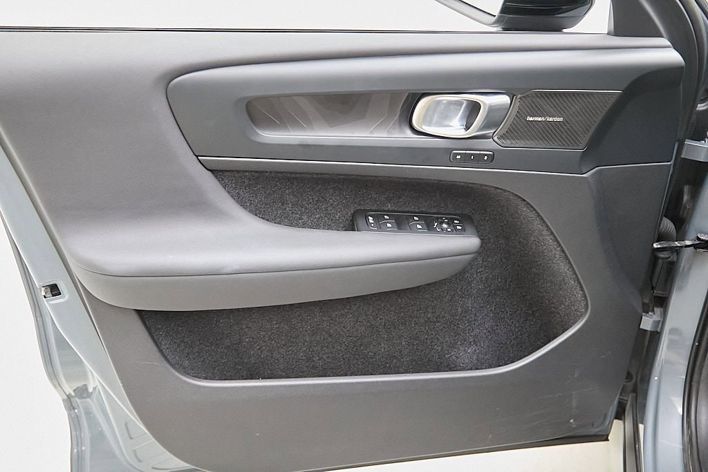 Certified 2023 Volvo XC40 Recharge Ultimate image 11