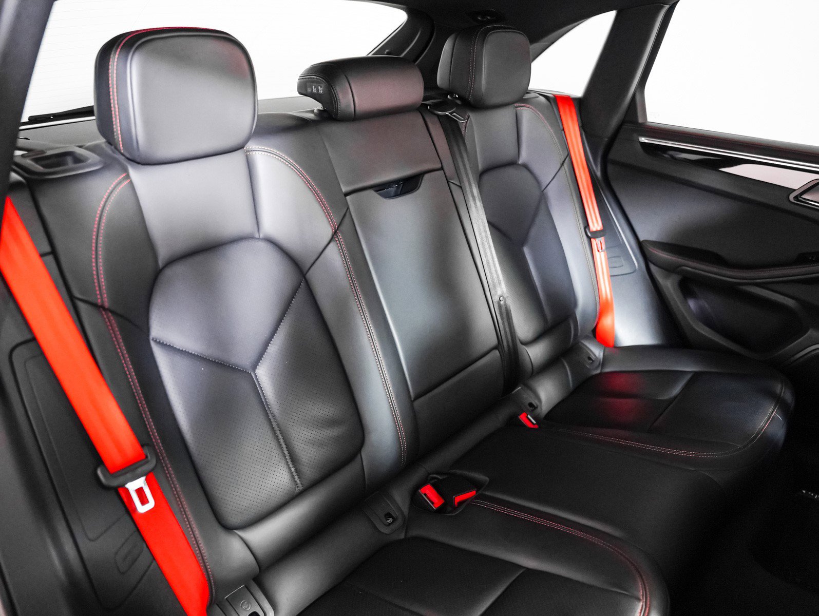 Certified 2022 Porsche Macan S w/ Premium Package Plus image 6