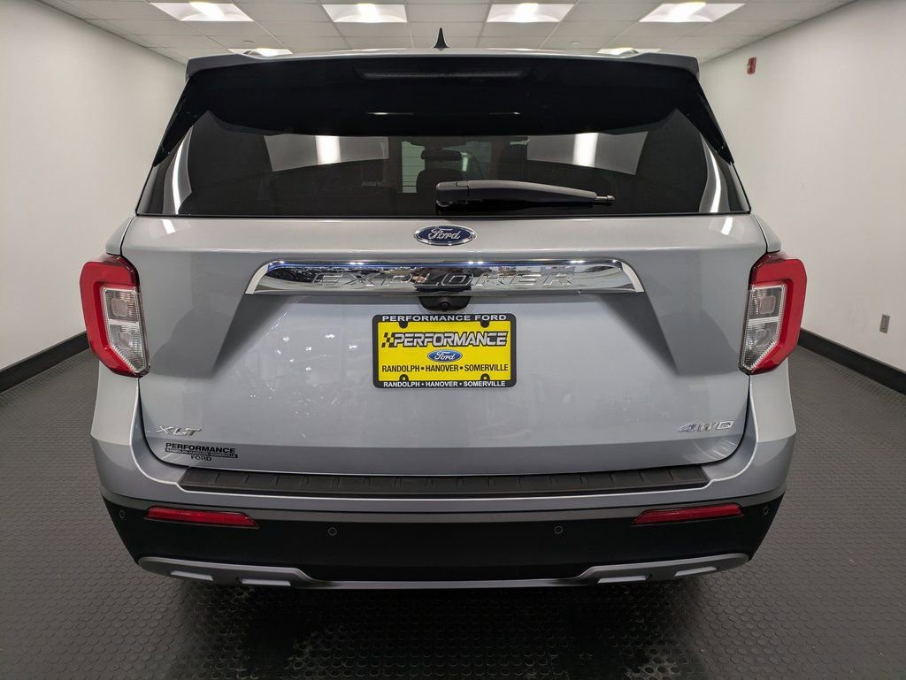 Used 2022 Ford Explorer XLT w/ Equipment Group 202A image 5