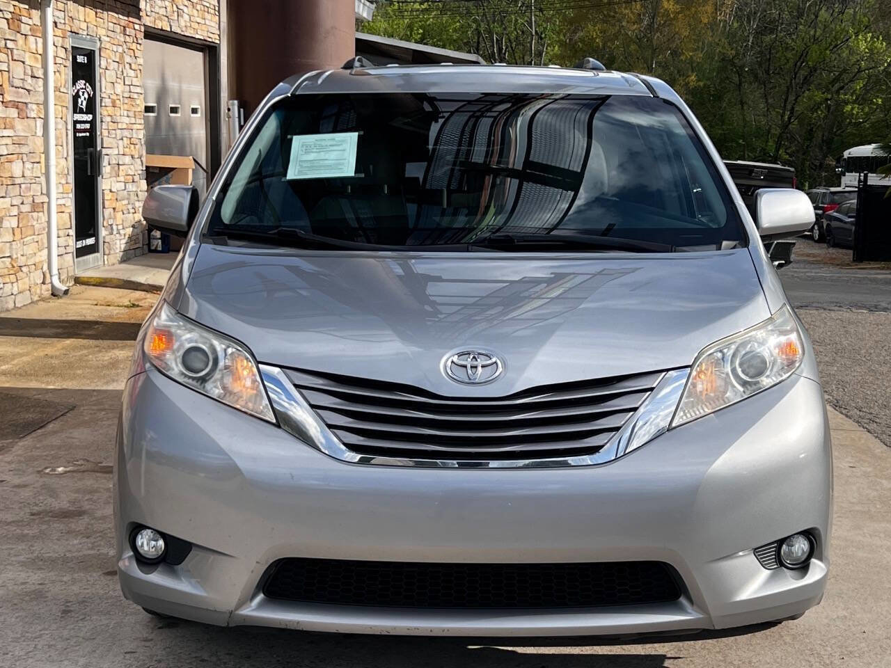 Used 2017 Toyota Sienna XLE Premium FWD image 9