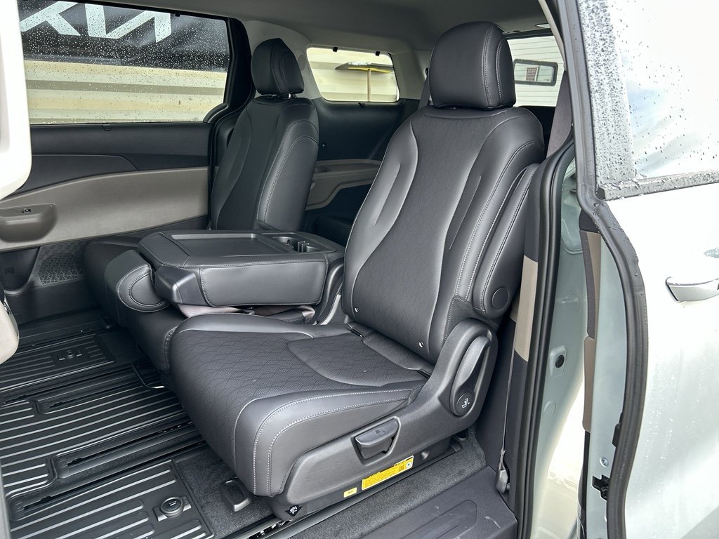 New 2026 Kia Carnival EX FWD image 12