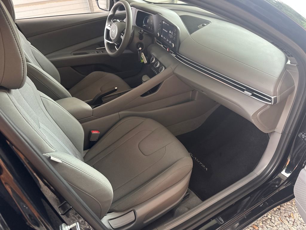 Used 2025 Hyundai Elantra SE w/ Cargo Package image 27