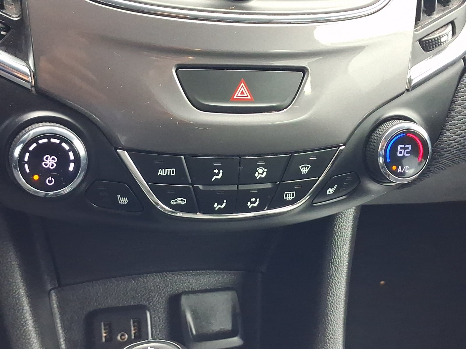 Used 2019 Chevrolet Cruze LT w/ Convenience Package FWD image 17