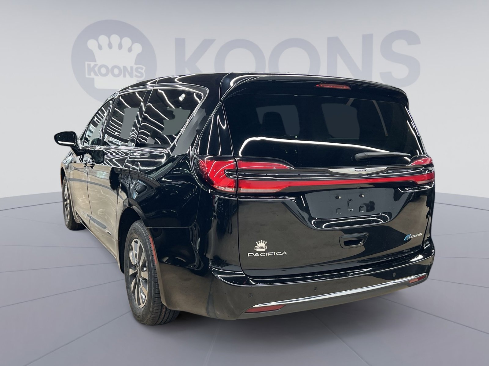 Used 2024 Chrysler Pacifica Select image 2