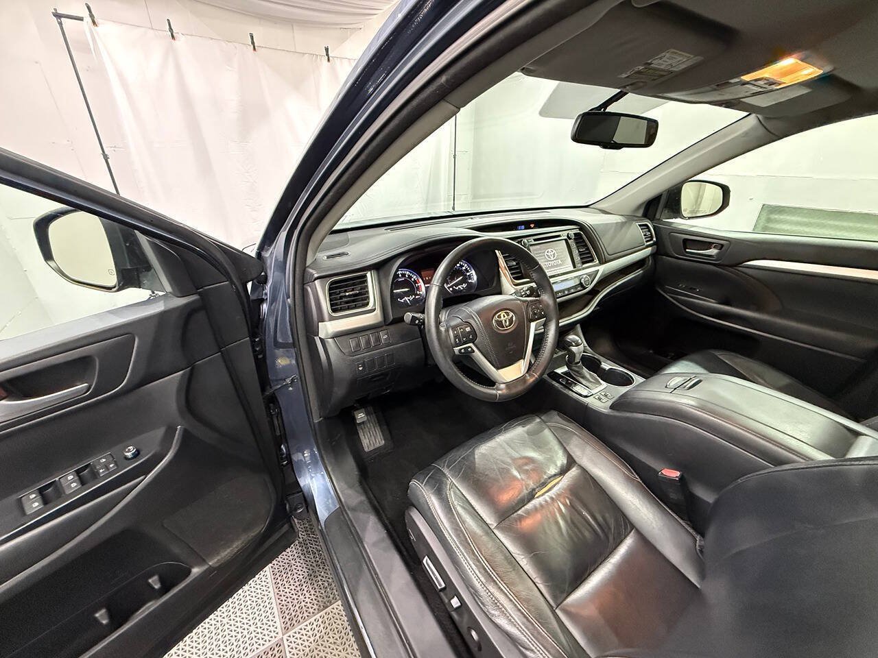 Used 2014 Toyota Highlander XLE AWD/4WD image 10