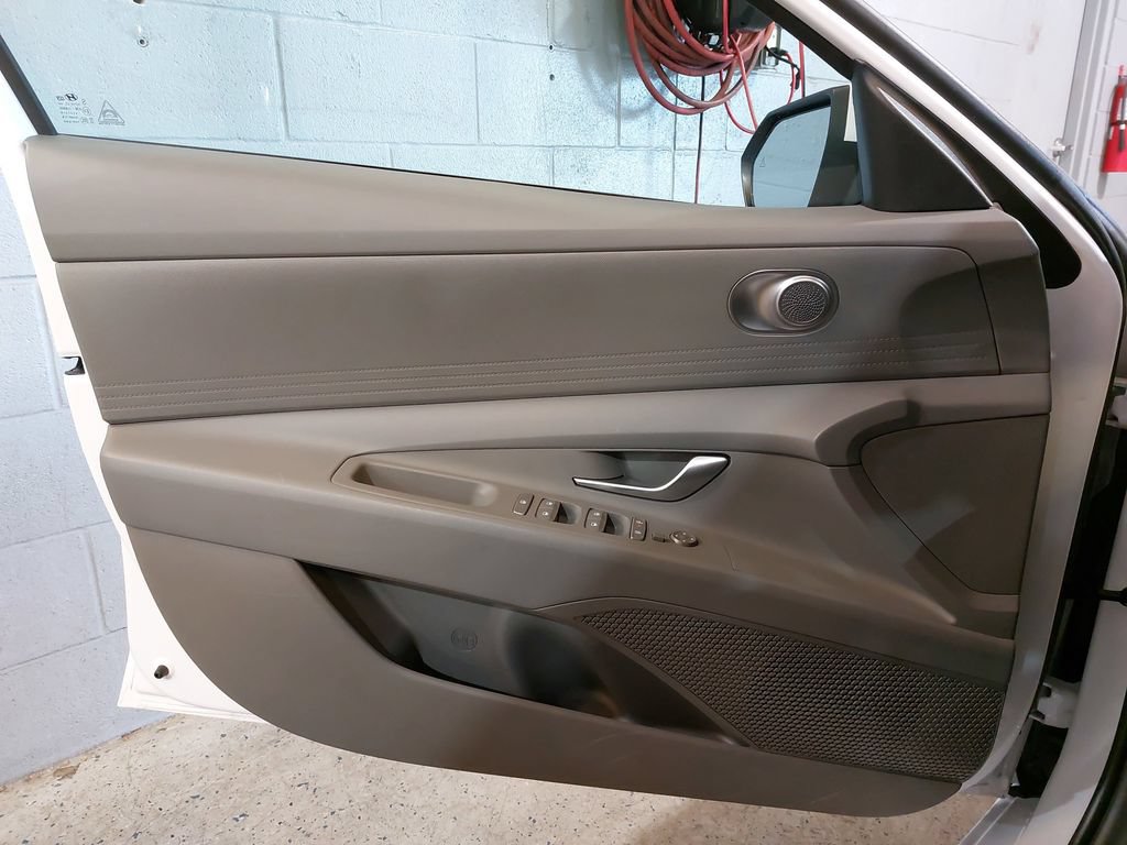 Used 2025 Hyundai Elantra Hybrid FWD image 28