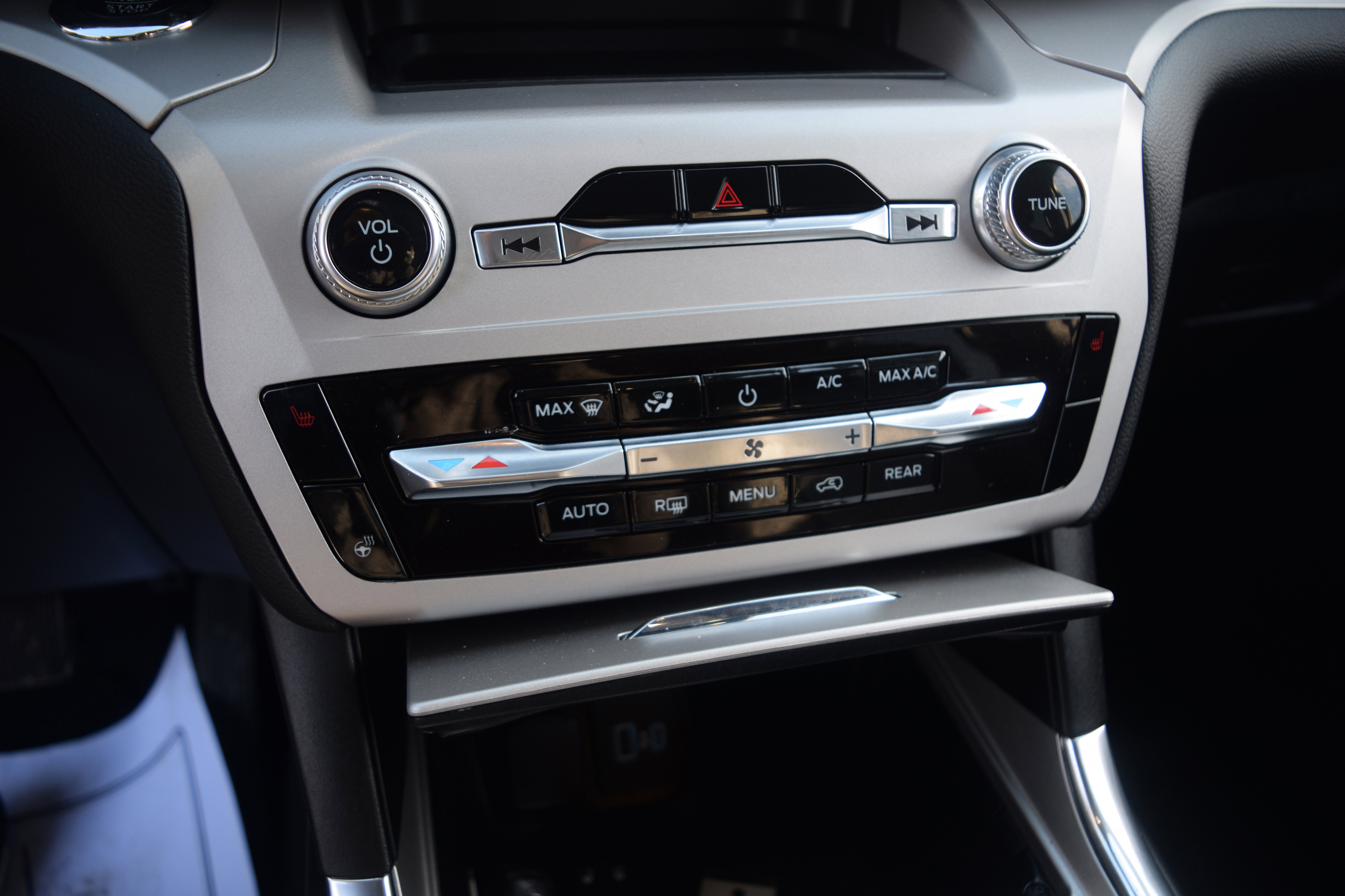 Used 2023 Ford Explorer XLT w/ Equipment Group 202A image 11