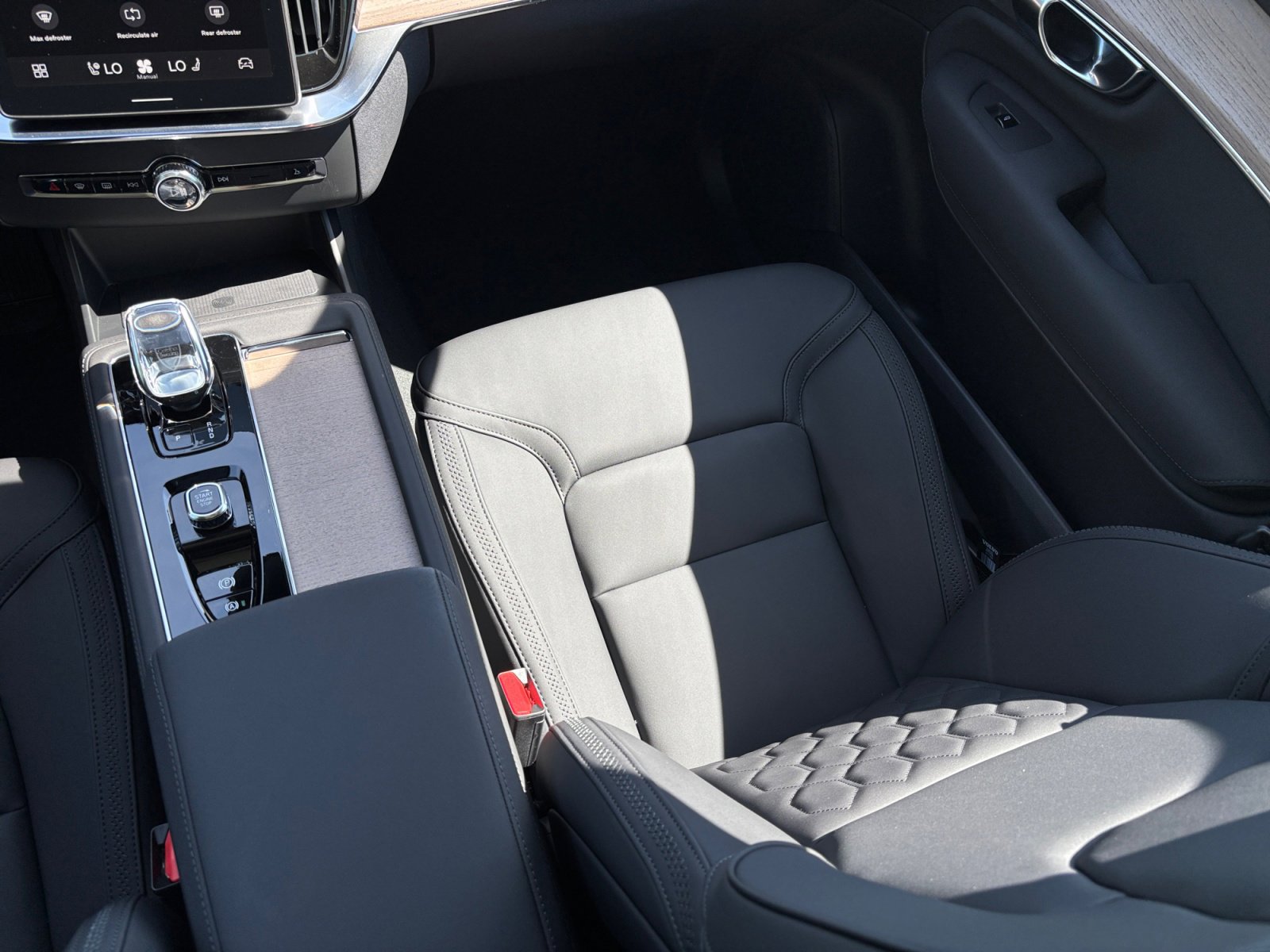 New 2026 Volvo XC90 T8 Plus w/ Protection Package Premier AWD/4WD image 18