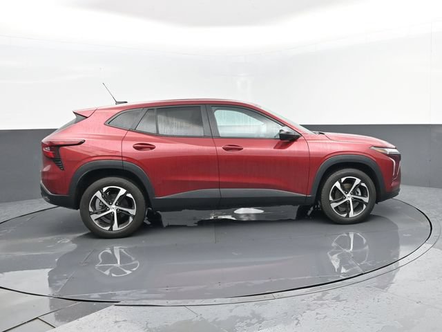 Used 2024 Chevrolet Trax RS w/ Sunroof Package FWD image 4