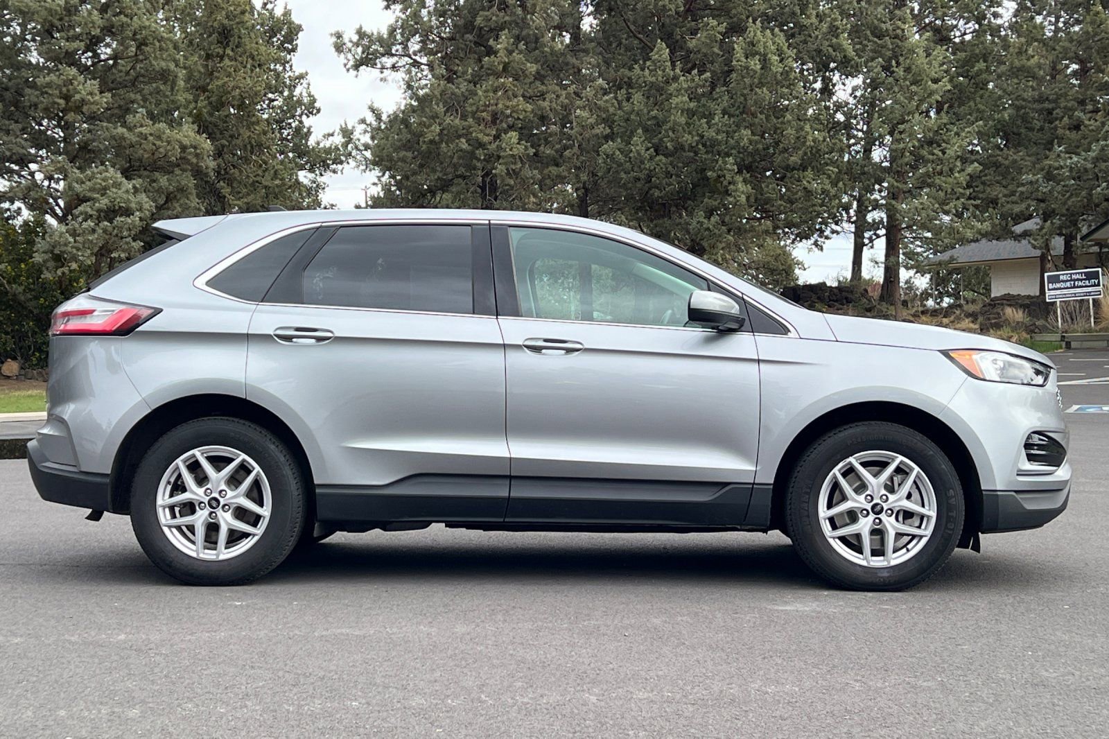 Used 2023 Ford Edge SEL image 3