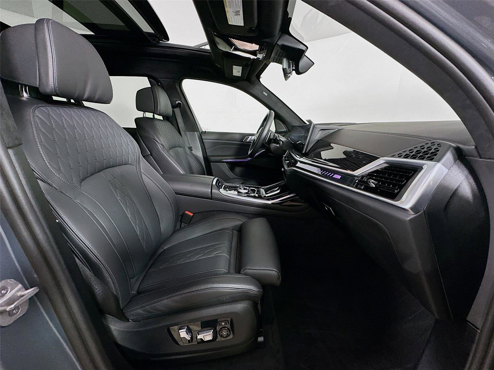 Used 2025 BMW X7 M60i w/ Executive Package image 31