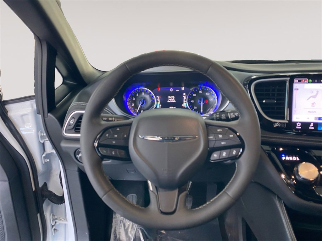 Used 2025 Chrysler Pacifica Limited image 12