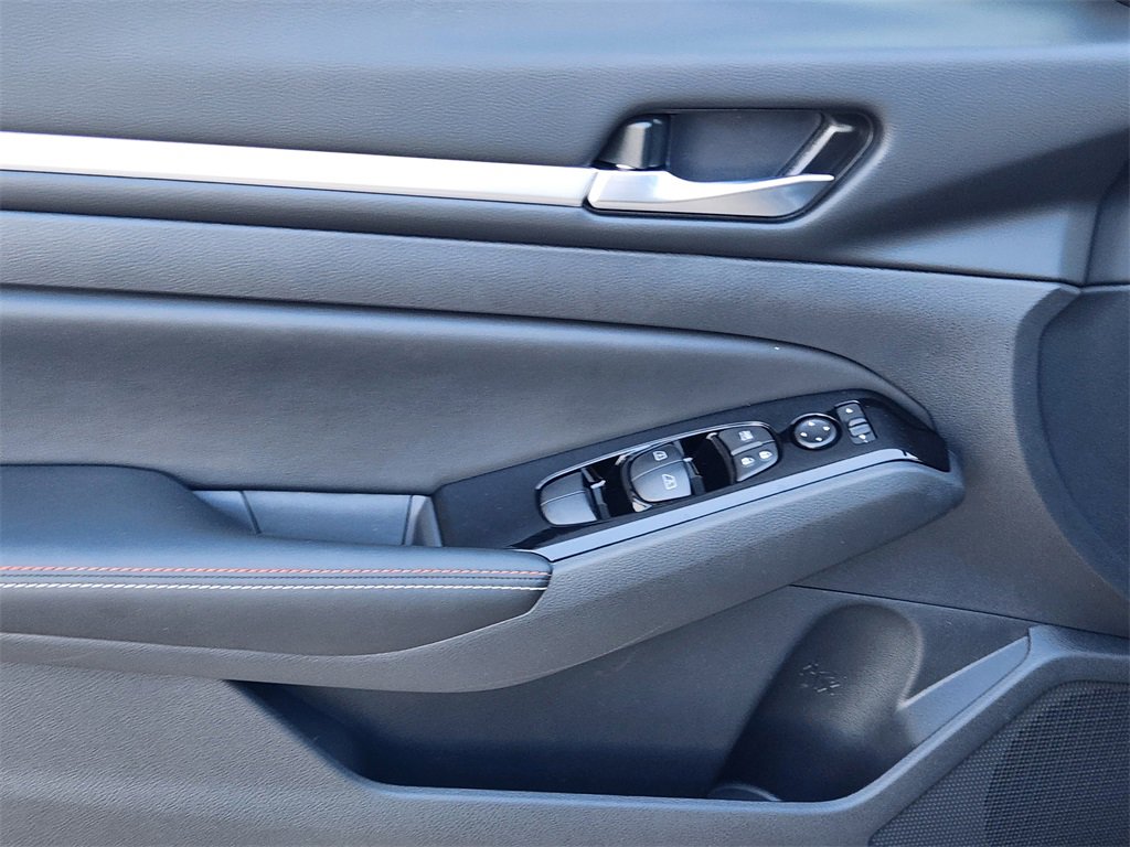 New 2025 Nissan Altima 2.5 SR image 18