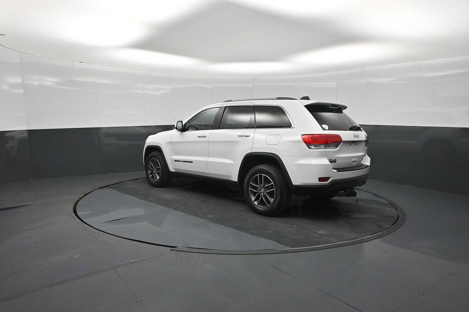 Used 2018 Jeep Grand Cherokee Laredo AWD/4WD image 86