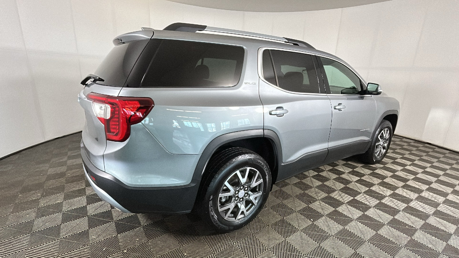 Used 2023 GMC Acadia SLE w/ Driver Convenience Package FWD image 3