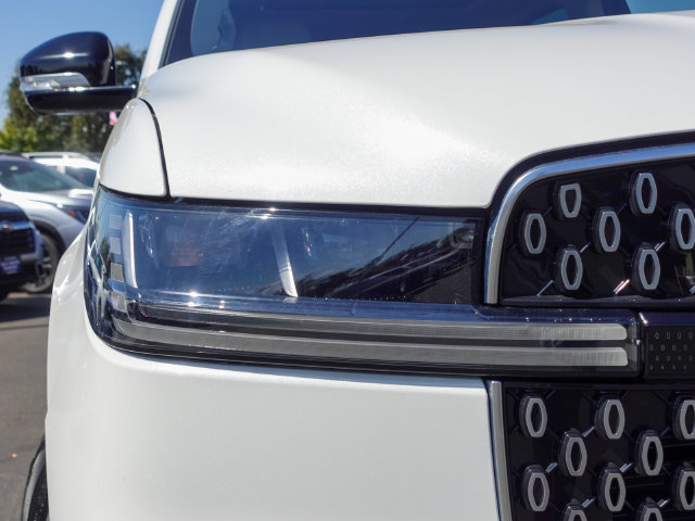 Used 2025 Lincoln Navigator Reserve AWD/4WD image 3