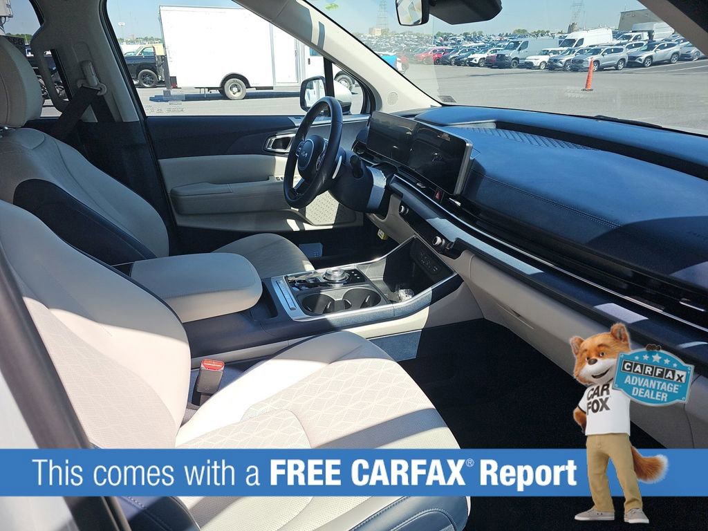 Used 2026 Kia Carnival EX FWD image 2