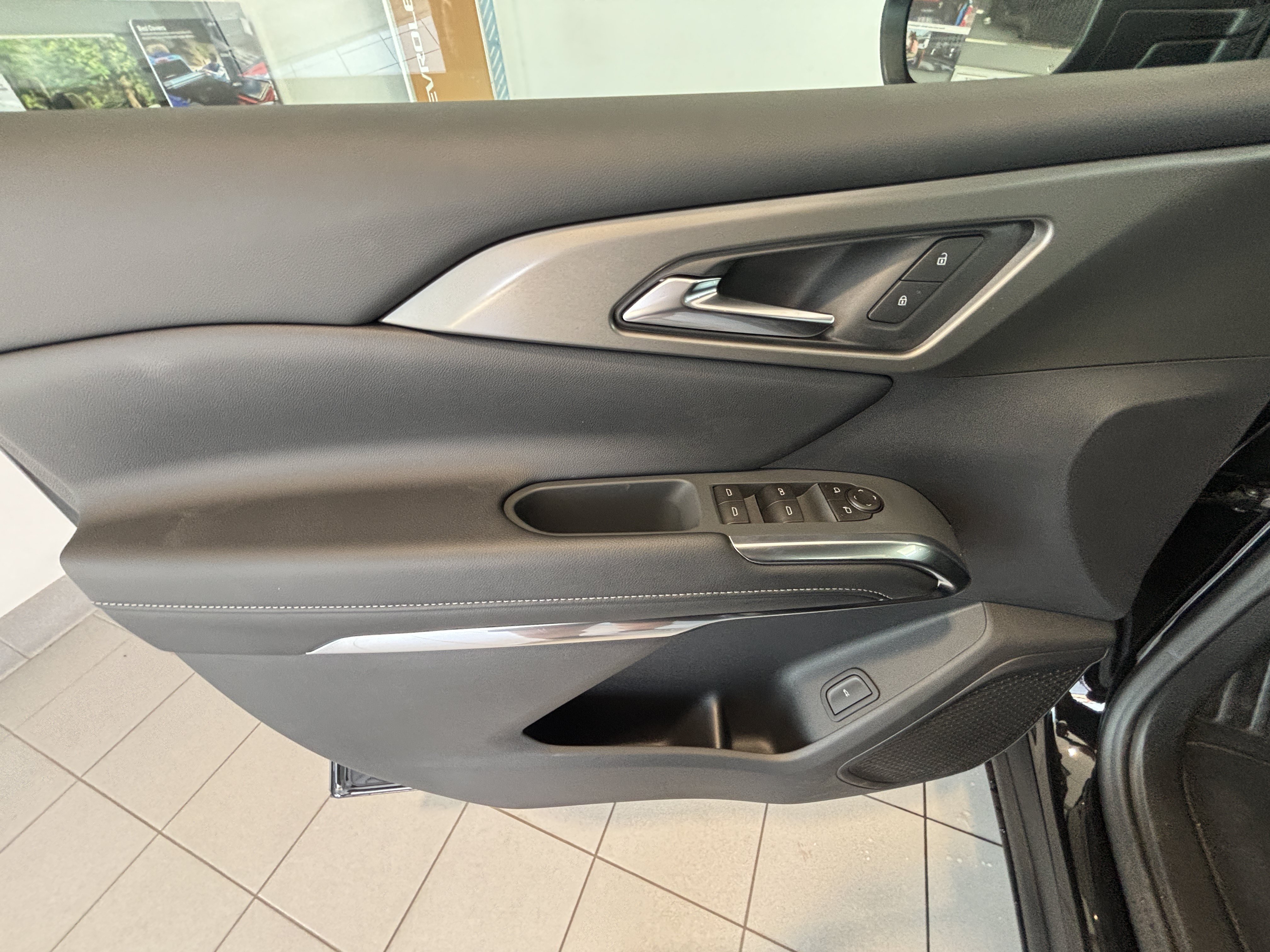 New 2027 Chevrolet Traverse LT w/ Midnight/Sport Edition FWD image 10