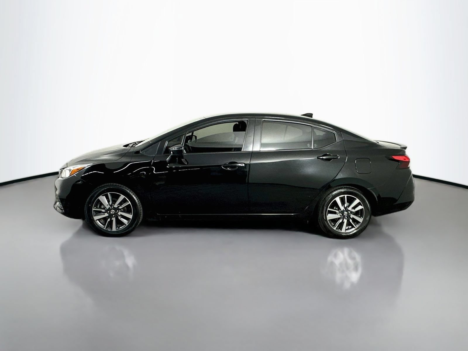 Used 2021 Nissan Versa SV FWD image 4