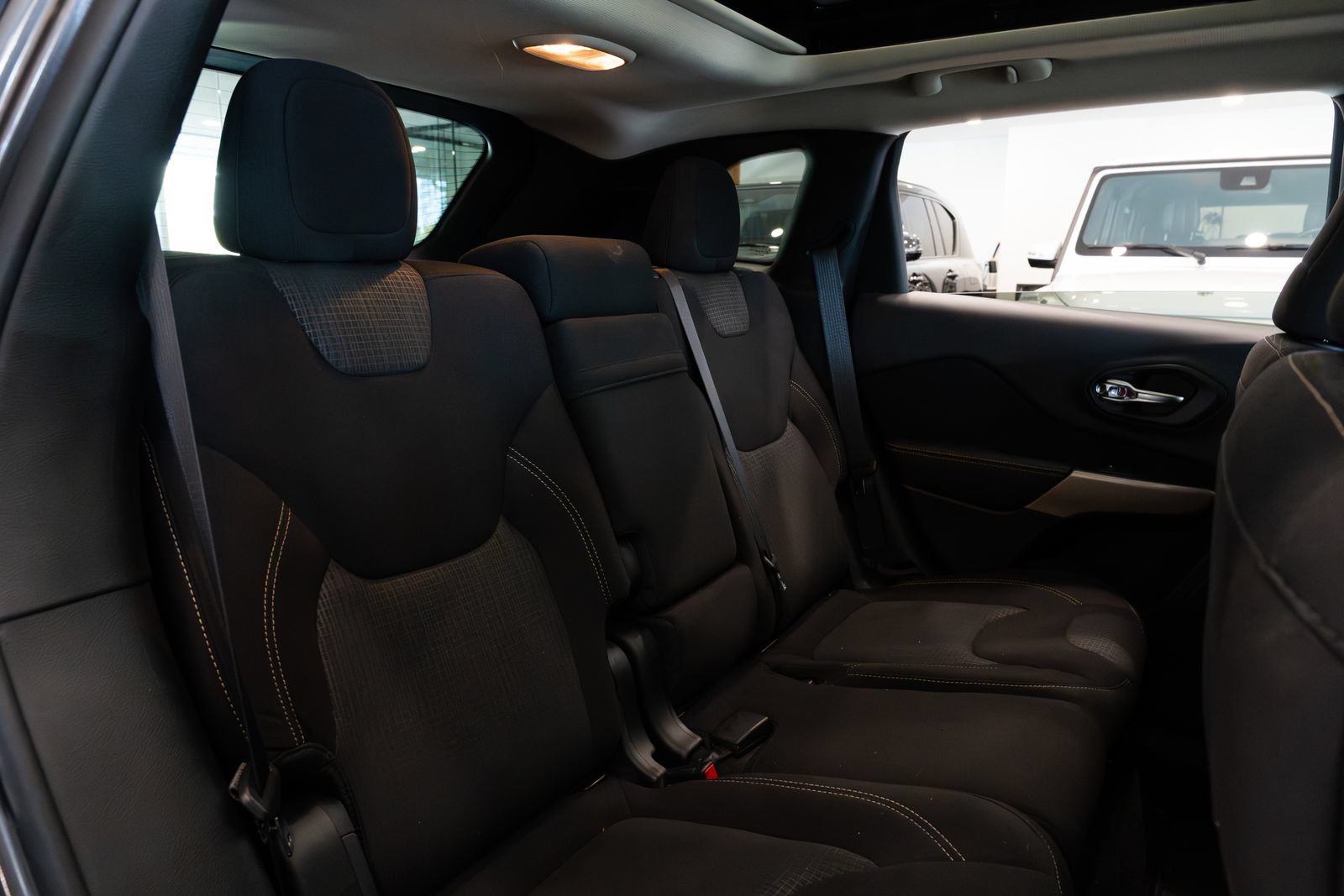 Used 2017 Jeep Cherokee Latitude w/ Comfort/Convenience Group AWD/4WD image 16