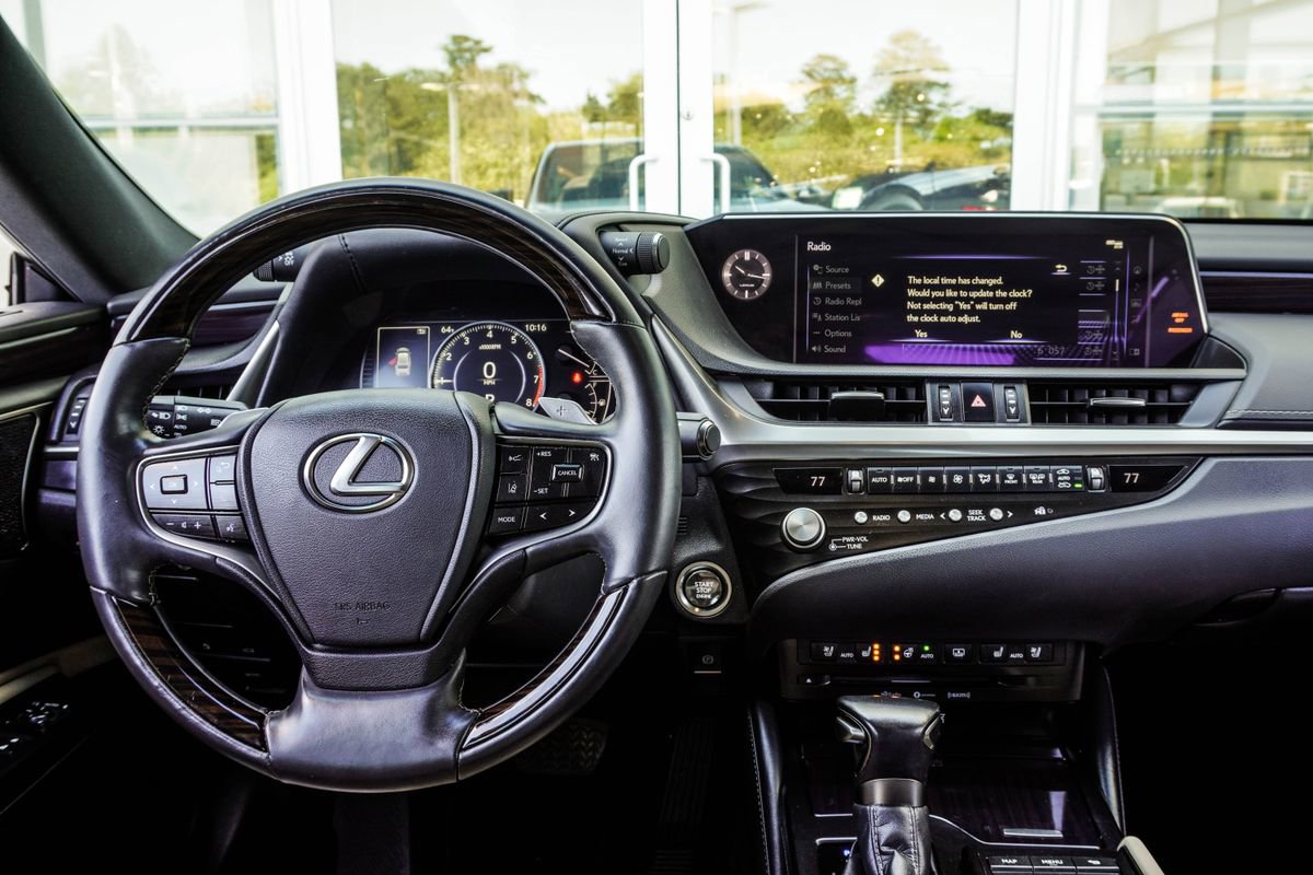 Used 2021 Lexus ES 350 Ultra Luxury w/ Accessory Package image 17
