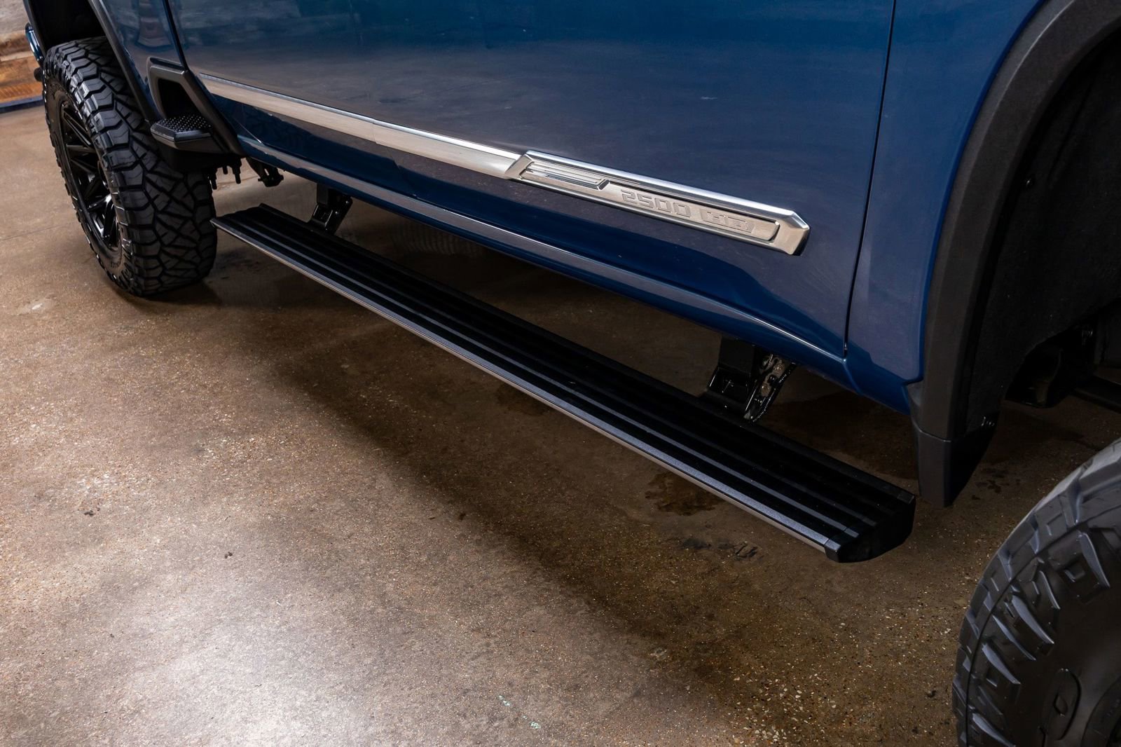 Used 2024 Chevrolet Silverado 2500 High Country w/ High Country Premium Package AWD/4WD image 13