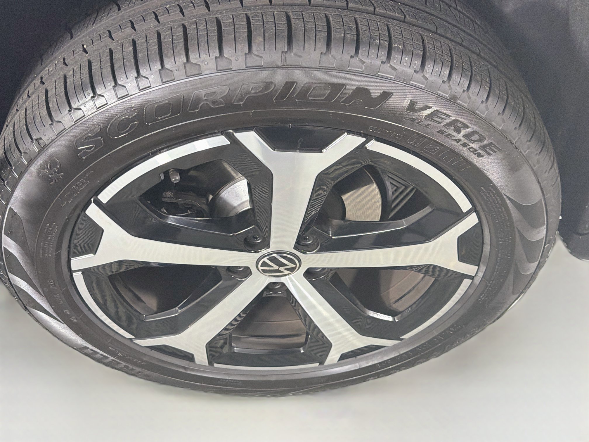 Used 2025 Volkswagen Tiguan SE FWD image 11