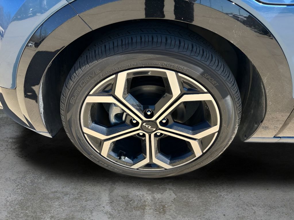 Used 2023 Kia Niro SX Touring image 34