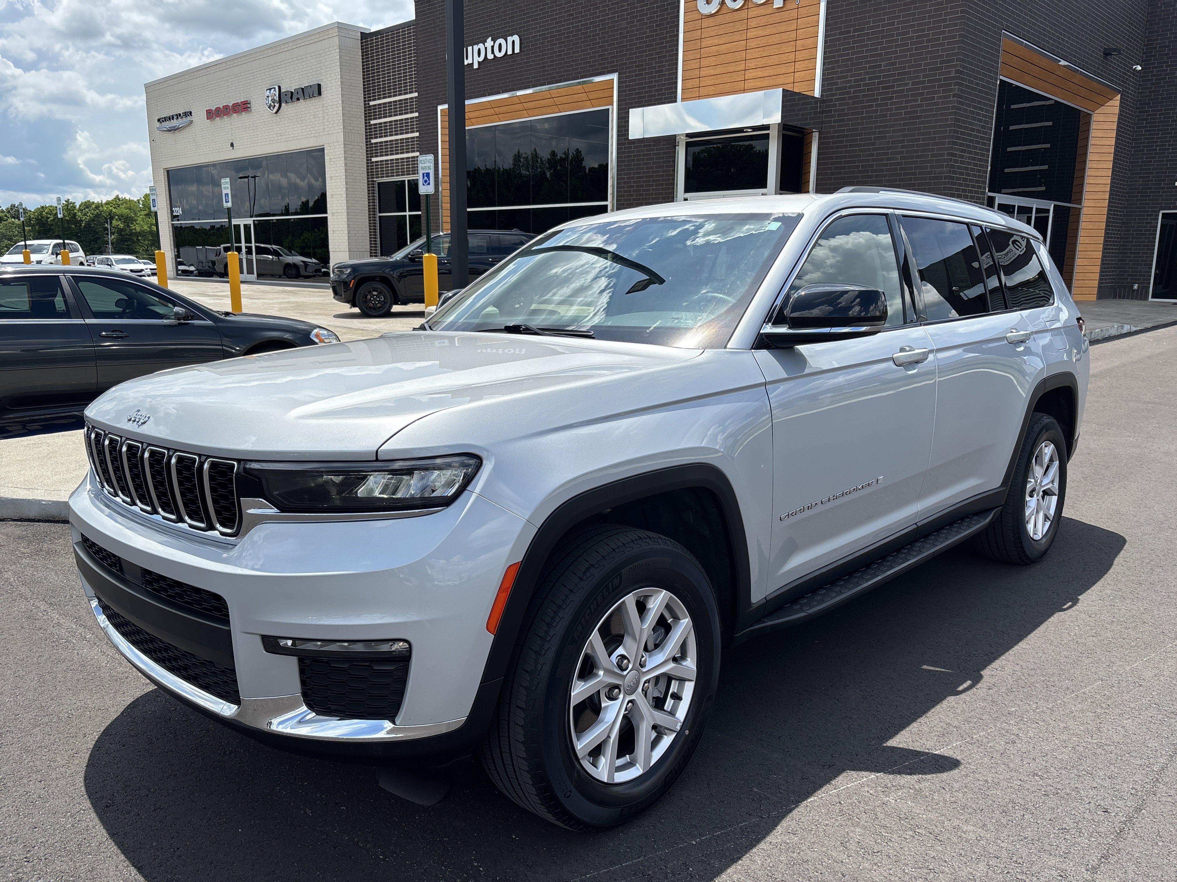 Used 2022 Jeep Grand Cherokee L Limited AWD/4WD image 1