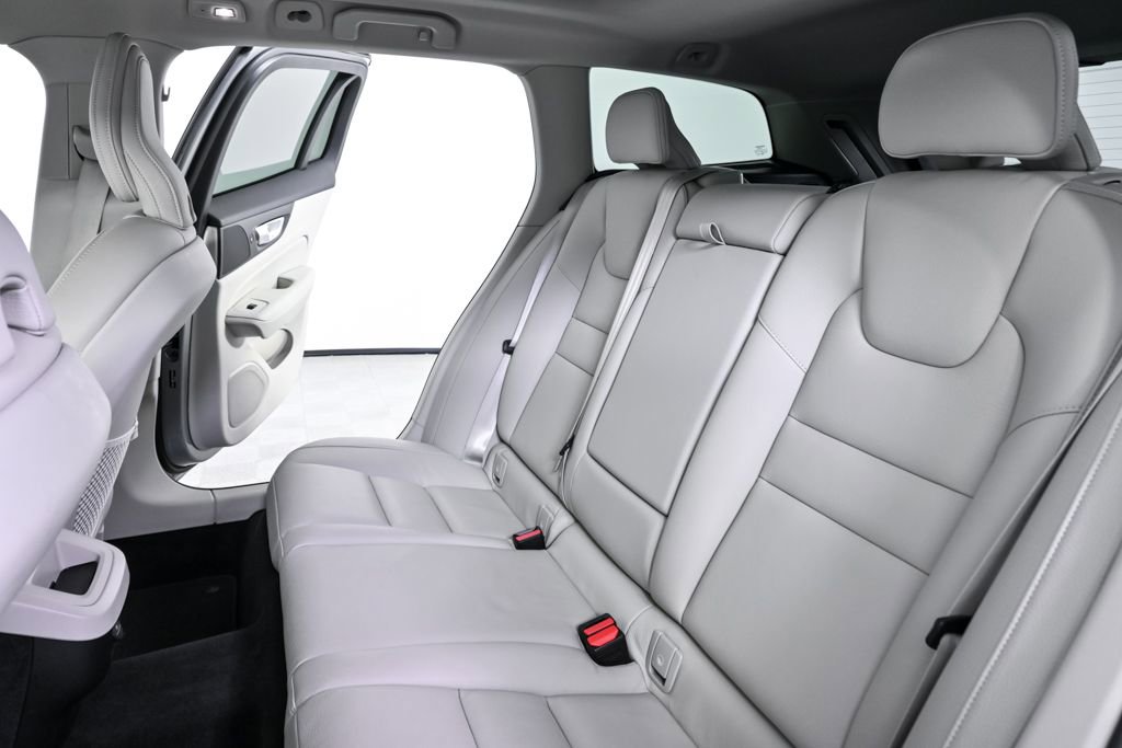 Certified 2025 Volvo V60 B5 Cross Country Plus image 22