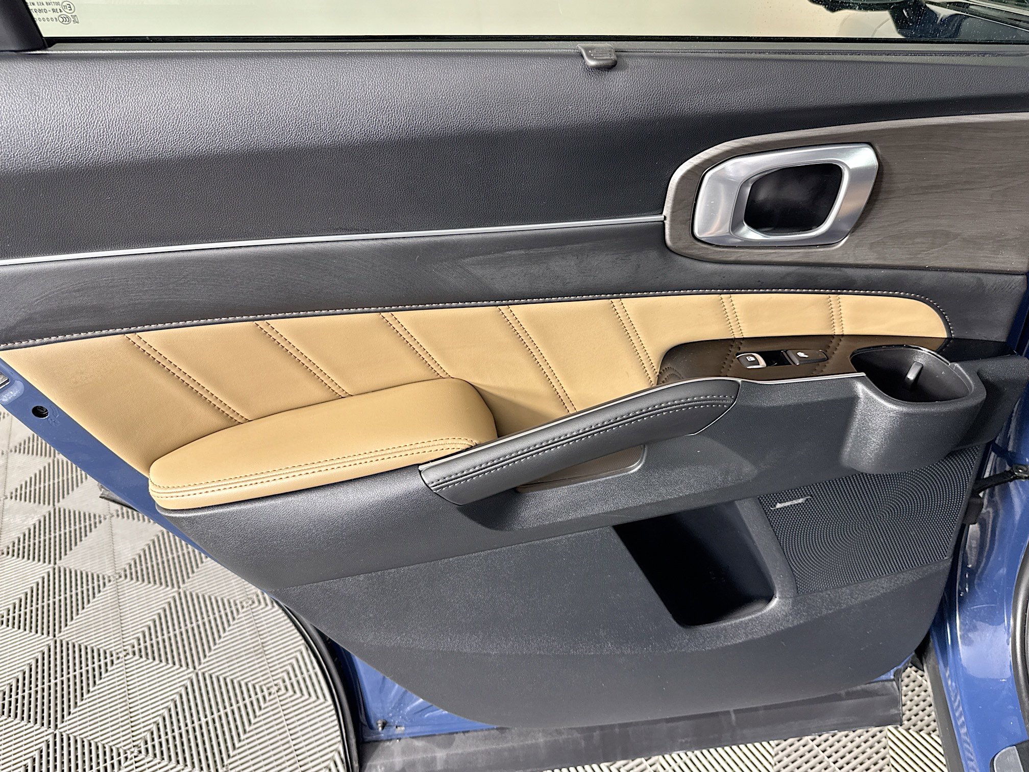 Used 2024 Kia Sorento SX Prestige w/ Olive Brown Leather Package image 25