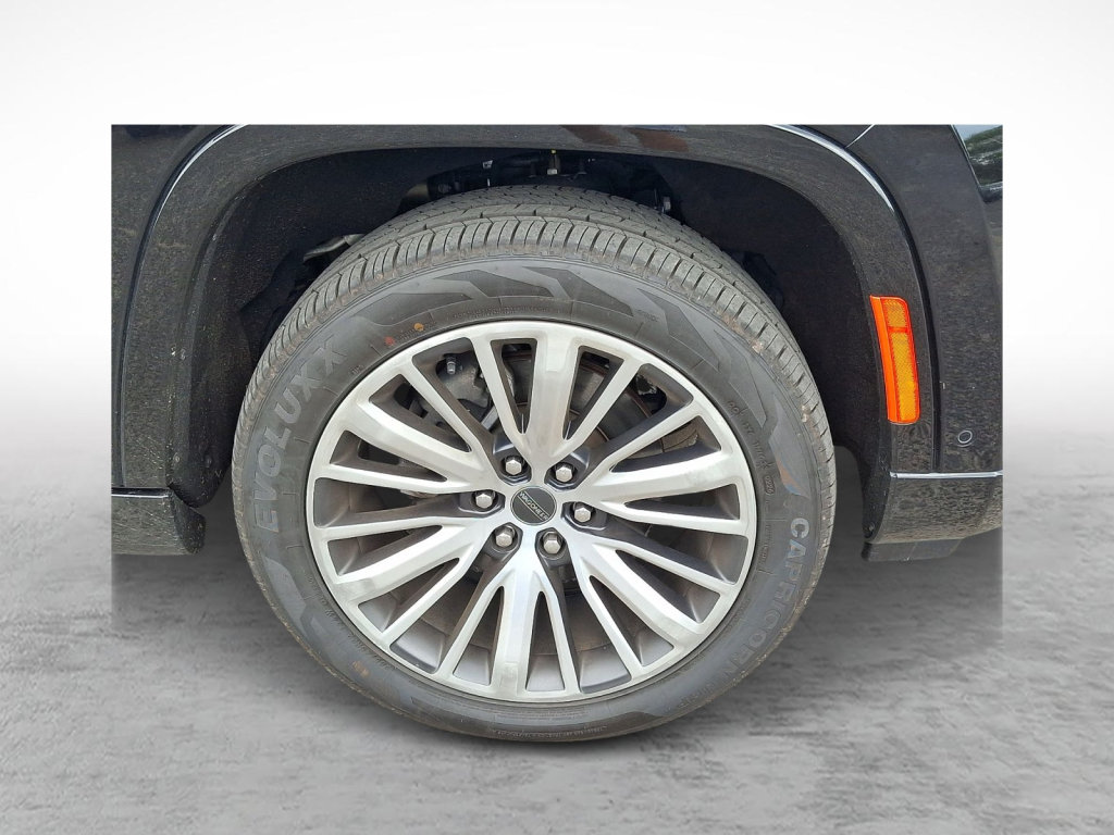 Used 2024 Jeep Grand Wagoneer Series III w/ Rear Seat Video Group 1 AWD/4WD image 9