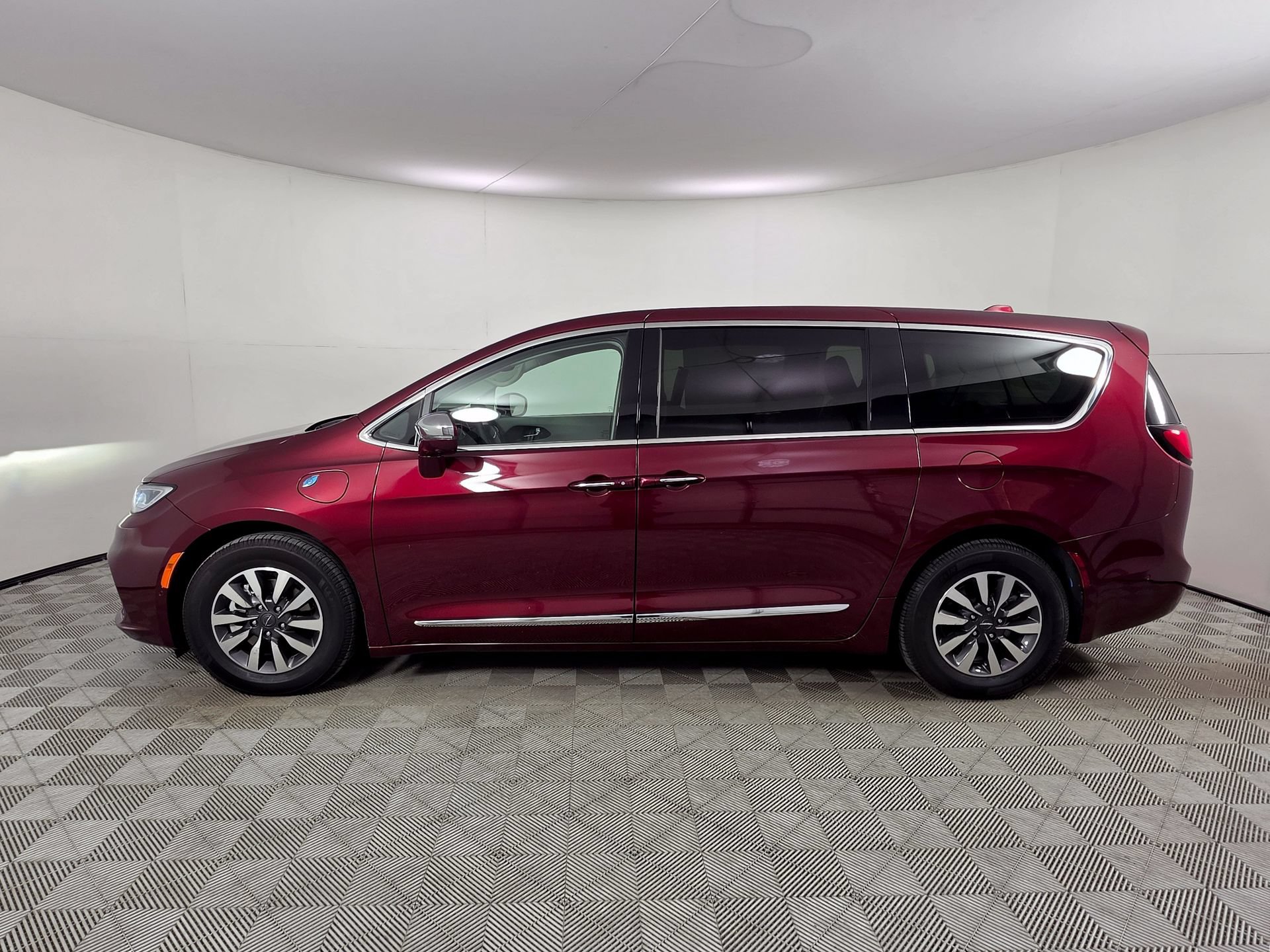 Used 2022 Chrysler Pacifica Limited w/ Uconnect Theater Family Group FWD image 4